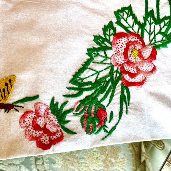 Hand Embroidered Vintage White Pillow Cases With flowers and butterflies - Picture 8 of 9